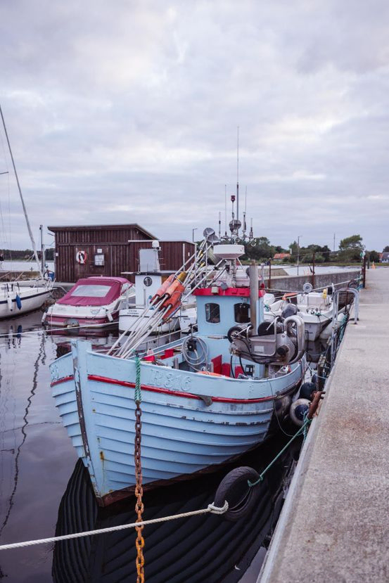 Snogebæk fiskerleje. Fiskerbåd ses i den lille romantiske havn.