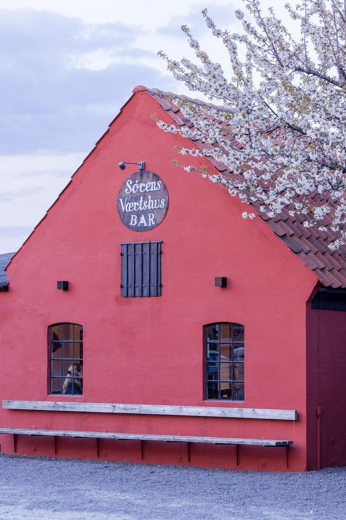 Sørens Værtshus i Snogebæk på Bornholm, hvor man kan spise lækker pizza, høre live-musik og slå søm-konkurrence. Sørens ligge i Snogebæk Havn på Bornholm.