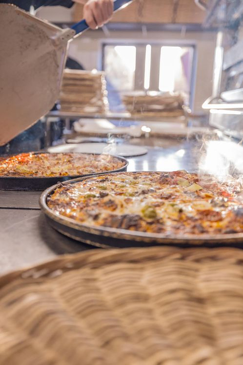 Amerikanske deep-pan pizza bagt i stenovn. Ses varm ligeefter den er kommet ud af ovnen.