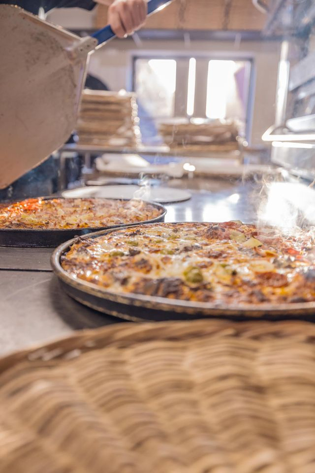Amerikanske deep-pan pizza bagt i stenovn. Ses varm ligeefter den er kommet ud af ovnen.