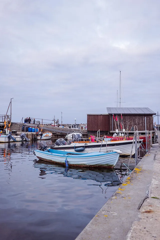 Snogebæk fiskerleje. Både ses i den lille romantiske havn.